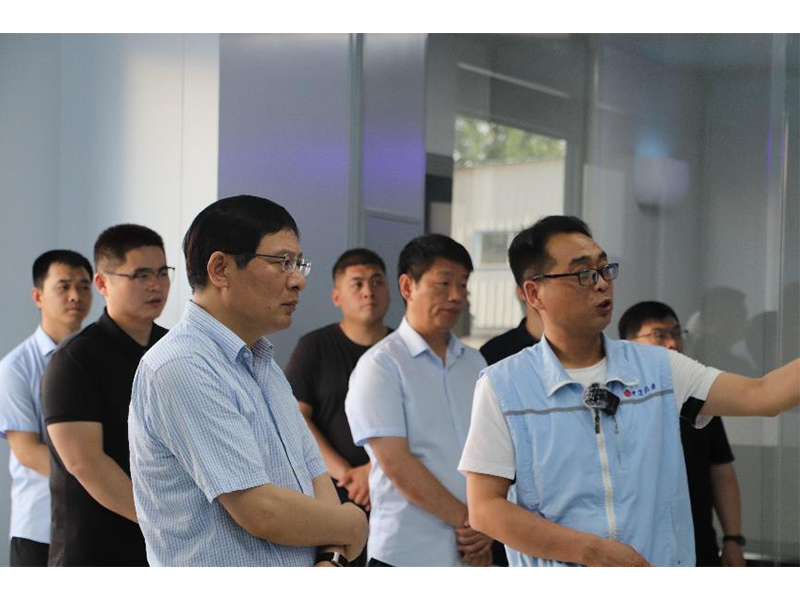 奮斗不止，追求卓 越